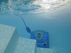 Cleaning a swimming pool 